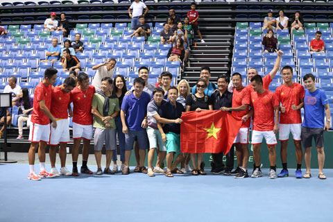 ĐT Davis Cup Việt Nam cùng các CĐV tại Singapore năm 2019