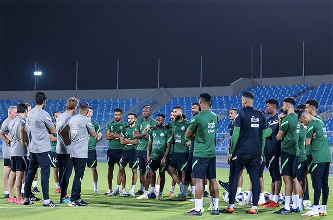 Nếu nhìn từ vòng loại thứ 2 World Cup, “tam giác vàng” của Herve Renard sẽ gồm đội trưởng Salman Al Faraj, Salem Al Dawsari và Saleh Alsehri, những người đã ghi 12/22 bàn cho Saudi Arabia. Với 9 cầu thủ từng tham dự VCK World Cup 2018 cùng với những ngôi sao đang lên, có vẻ như HLV Herve Renard muốn tạo ra một trận “bão cát sa mạc” để tiếp đón những vị khách đến từ Đông Nam Á.