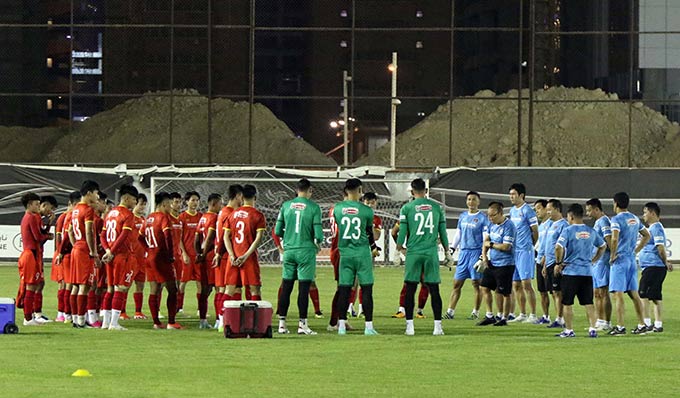 Tối 30/8, ĐT Việt Nam đã bước vào buổi tập thứ ba tại Riyadh. Đây cũng là buổi tập có ý nghĩa rất quan trọng nhằm đánh giá và hoàn thiện những mảnh ghép cuối cùng trong đội hình, hướng tới trận ra quân gặp ĐT Ả rập Xê út tại Vòng loại cuối FIFA World Cup 2022 khu vực châu Á. 