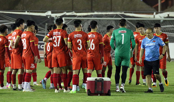 HLV Park Hang Seo tráo số áo các cầu thủ trong buổi tập của ĐT Việt Nam - Ảnh: VFF 
