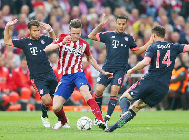 Saul trong vòng vây các cầu thủ Bayern trong trận bán kết lượt đi tại Champions League 2015/16