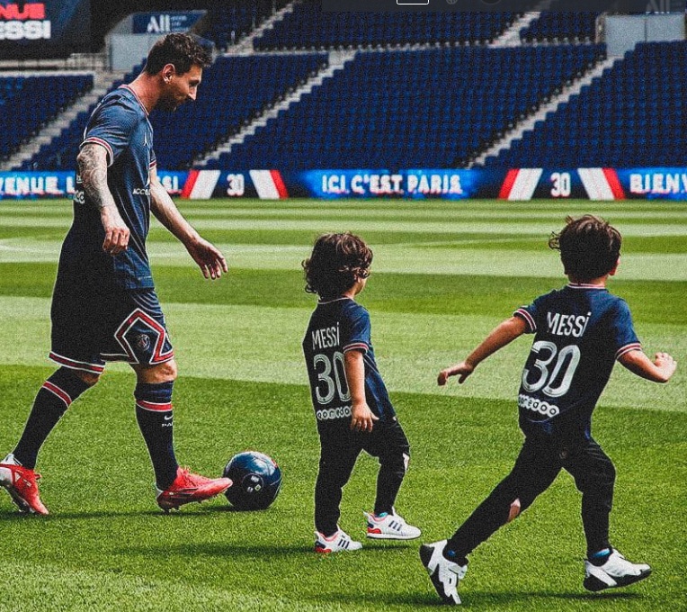 Các con Messi trong lễ ra mắt của bố
