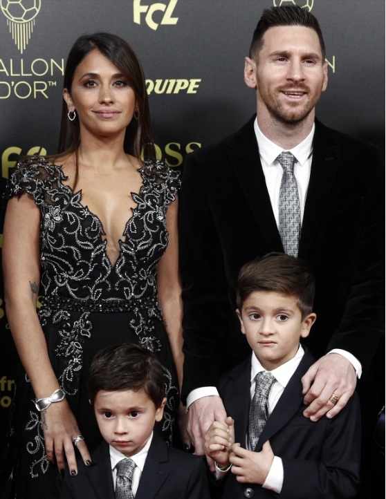 Vợ chồng Messi quyết định để hai con trai lớn gia nhập học viện PSG