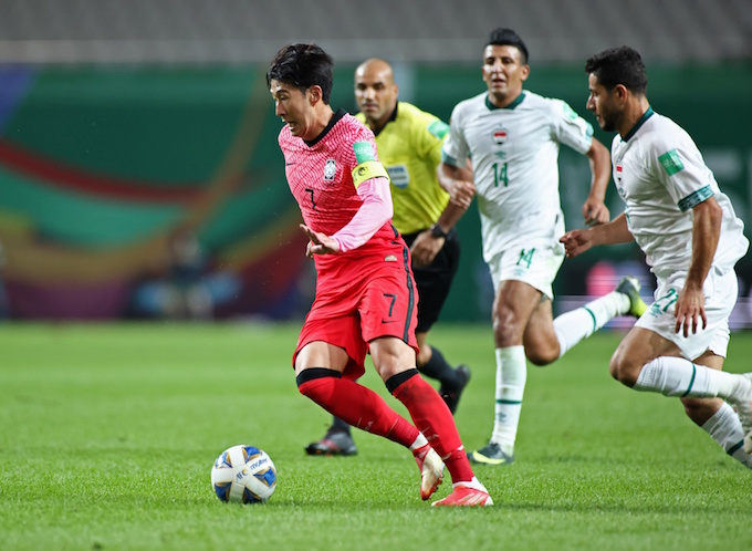 Son Heung Min (7, Hàn Quốc) gần như bế tắc trước sự đeo bám của các tuyển thủ Iraq