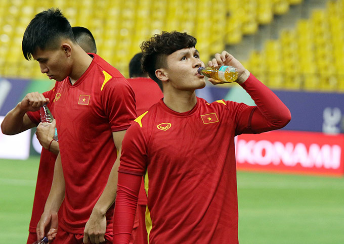 Các cầu thủ ĐT Việt Nam được khuyên thường xuyên uống nước để giữ được trạng thái bền bỉ khi thi đấu 