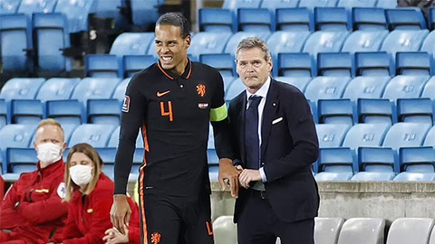 Van Dijk bẻ lại khớp ngón tay ngay trên sân