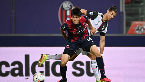 CĐV Arsenal dùng tân binh Tomiyasu 'dọa' Ronaldo 