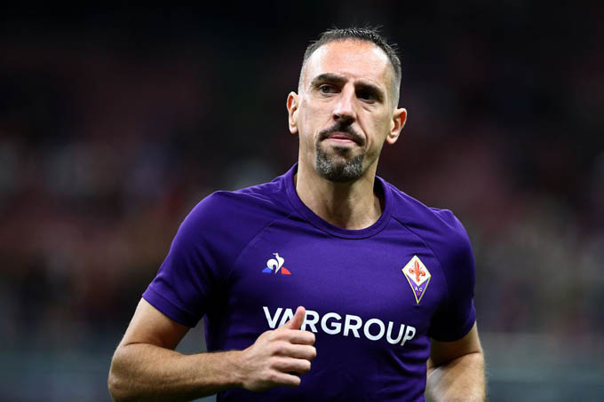 Franck Ribery chơi đầy nỗ lực khi đến với Fiorentina nhưng sau khi mùa 2020/21 khép lại, anh đã phải rời đi. Từng có tin Ribery sẽ gia nhập Hellas Verona nhưng lúc này, anh vẫn bơ vơ