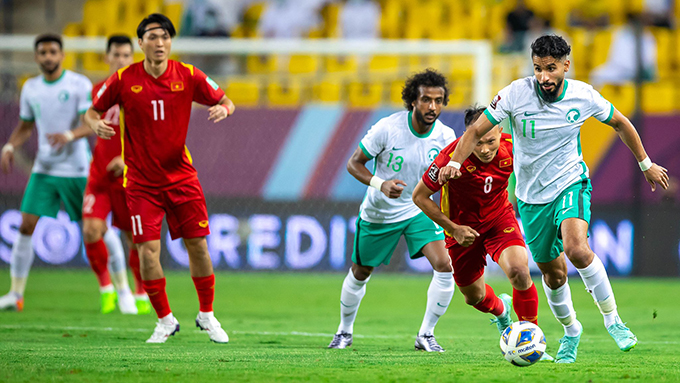 Saudi Arabia (áo trắng) bị dội gáo nước lạnh bởi bàn thắng của Quang Hải