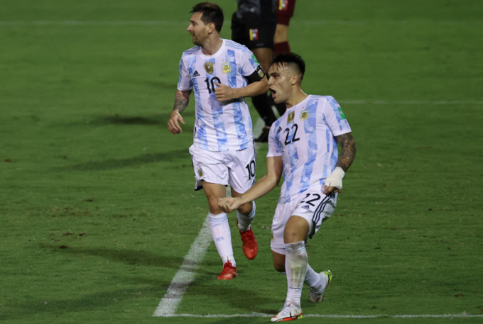 Martinez là ngôi sao của Argentina trước Venezuela trong khi Messi mờ nhạt