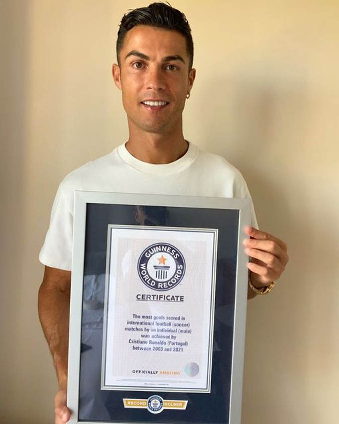 Ronaldo khoe ảnh được kỷ lục Guinness công nhận là người ghi nhiều bàn nhất ở cấp độ ĐTQG