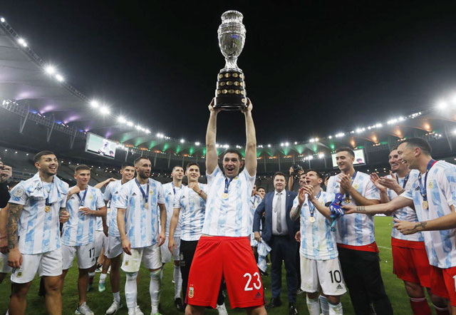 Thủ thành Martinez (quần đỏ đứng giữa) cùng nhiều cầu thủ Nam Mỹ đang chơi bóng ở Premier League sẽ bay sang Croatia để “né” cách ly sau loạt trận ĐTQG này.