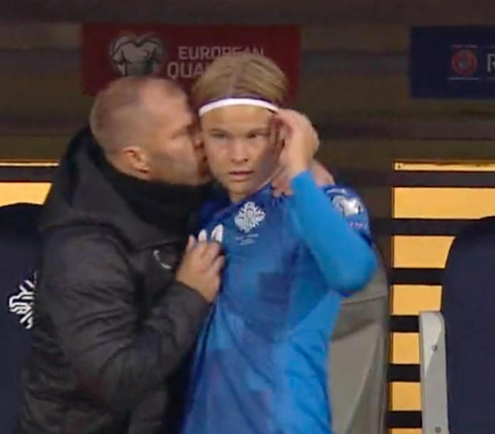 Andri được cha mình hôn chúc mừng khi ra mắt ĐTQG Iceland