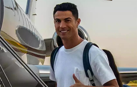 Ronaldo có mặt tại sân bay ở Manchester