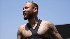Neymar khoe cơ bụng sau khi bị chê béo Neymar khoe cơ bụng sau khi bị chê béo