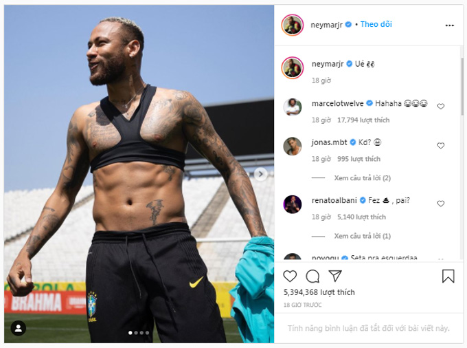 Neymar khoe cơ bụng