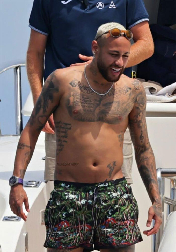 Ảnh chụp trên du thuyền gây bão của Neymar trước đó