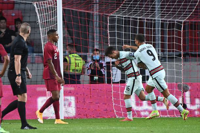 Otavio và Andre Silva đưa Bồ Đào Nha vượt lên dẫn 2-0 trong hiệp 1