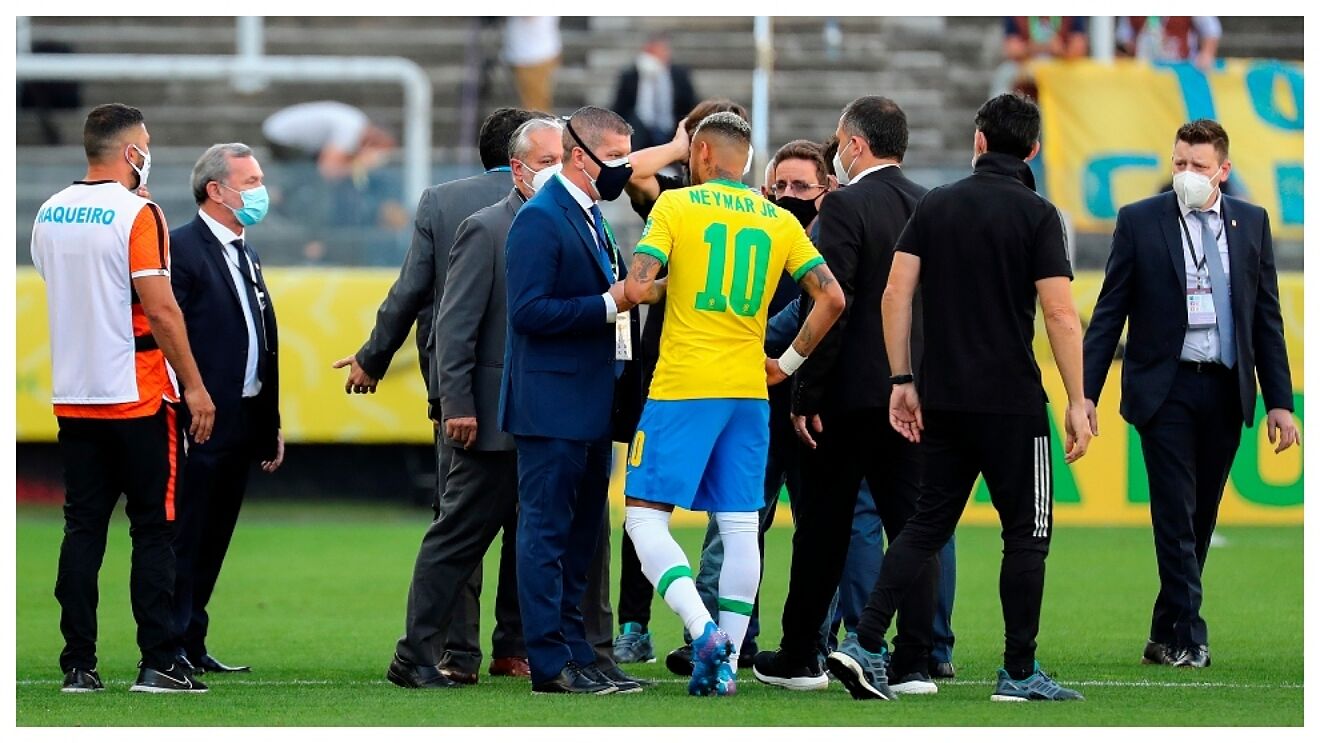 Chính các tuyển thủ Brazil như Neymar cũng không muốn dừng trận đấu