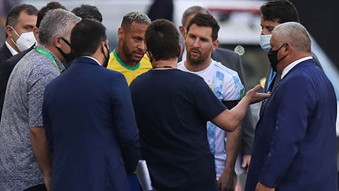 Messi và Neymar nghe các công tố viên của Anvisa giải thích