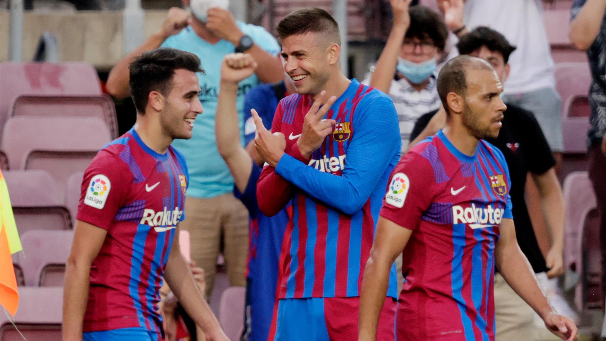 Gerard Pique (giữa) ăn mừng bàn thắng vào lưới Real Sociedad ở trận ra quân tại La Liga mùa này