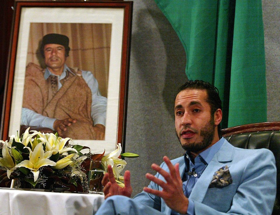 Al-Saadi bên chân dung của bố, cựu lãnh đạo Libya Muammar Gaddafi