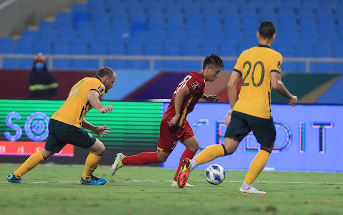 Thi đấu trước một Australia mạnh hơn hẳn, nhưng các tuyển thủ Việt Nam vẫn thi đấu rất kiên cường. Ảnh: Đức Cường