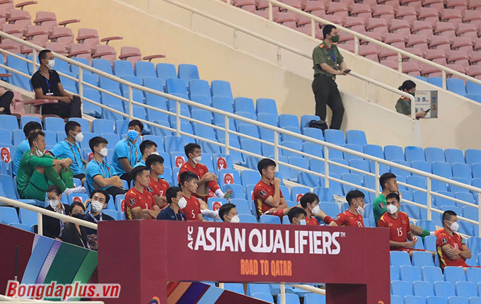 Các cầu thủ dự bị của Việt Nam và Australia phải ngồi trên khán đài sân Mỹ Đình - Ảnh: Đức Cường 