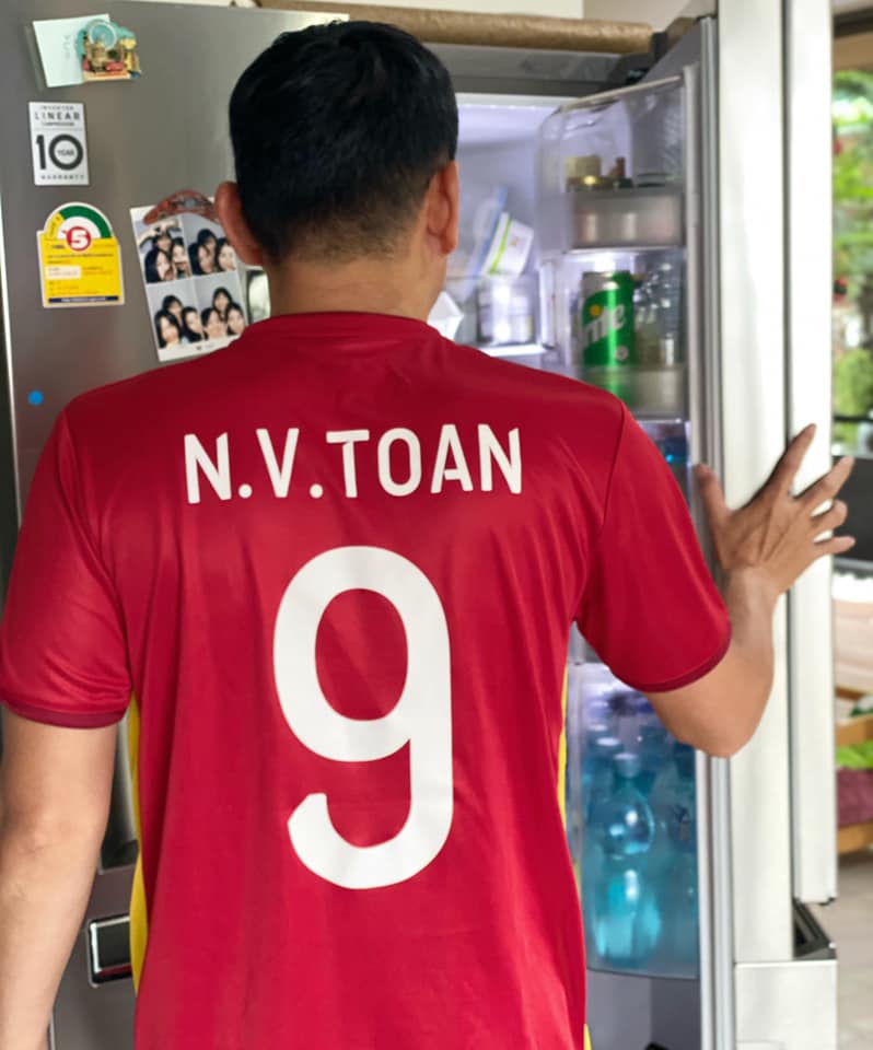 HLV Kiatisak mặc áo số 9 của Văn Toàn cổ vũ ĐT Việt Nam đá với Australia - Ảnh: FBNV 