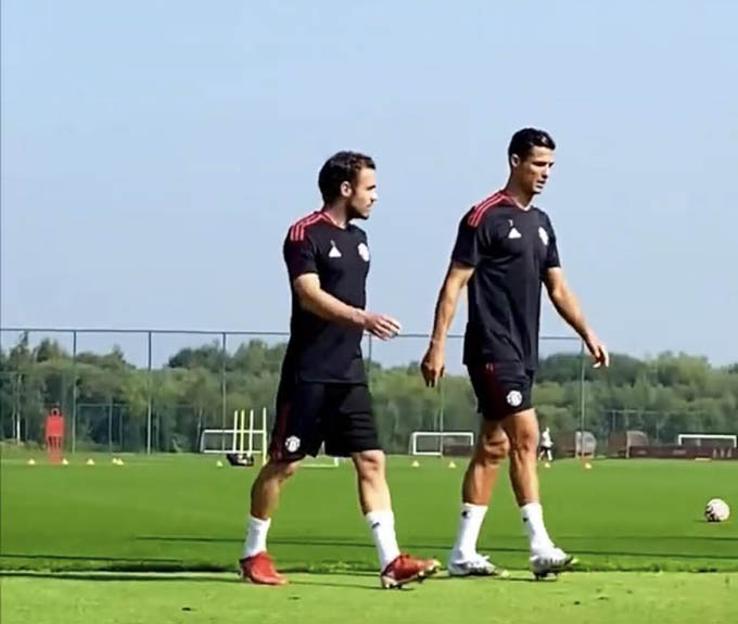 Ronaldo sau đó bắt tay vào buổi tập. Anh tập luyện và trao đổi với Juan Mata trên sân tập Carrington