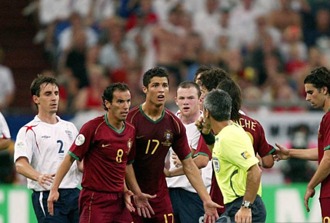 Ronaldo đòi trọng tài rút thẻ với Rooney ở World Cup 2006