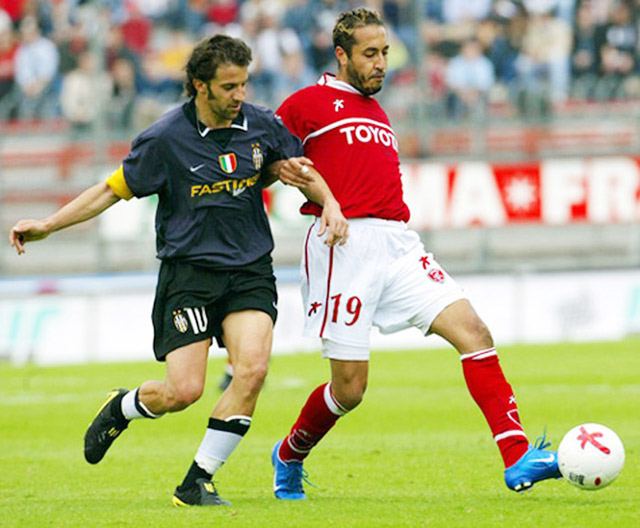 Al-Saadi tranh bóng với Del Piero trong một trận đấu ở Serie A.