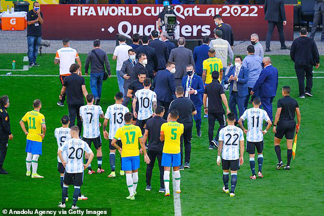 Premier League lên kế hoạch cấm cầu thủ về vùng đỏ để tránh sự cố làm đổ vỡ trận Brazil vs Argentina