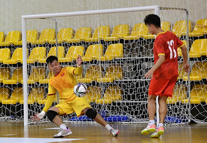 HLV Phạm Minh Giang đang luyện các bài phản công nhanh và dứt điểm 1 chạm cho cầu thủ để chuẩn bị đối đầu Brazil