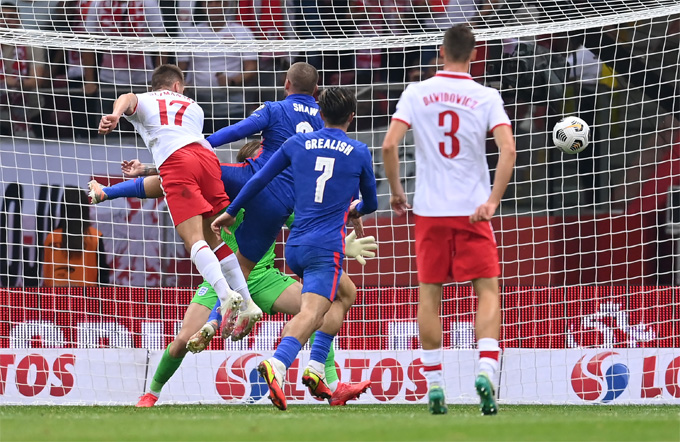 Szymanski ghi bàn gỡ hòa ở phút bù giờ cho Ba Lan