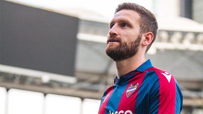 Mustafi từng chơi bóng ở La Liga cho Valencia