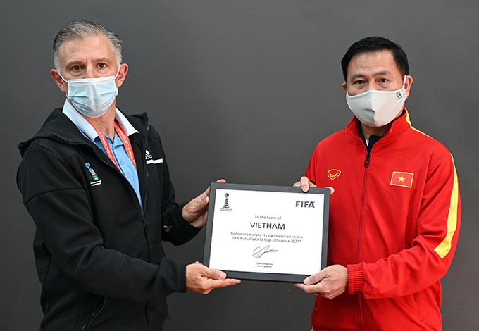 Đại diện FIFA, BTC giải trao bảng danh vị cho ĐT futsal Việt Nam