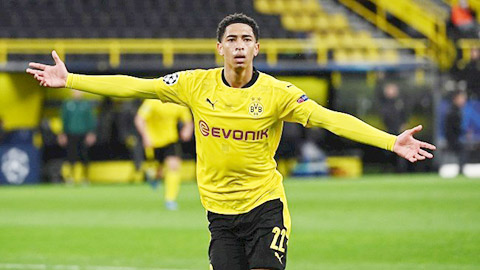 Cầu thủ Dortmund nốc bia đáp trả CĐV Leverkusen