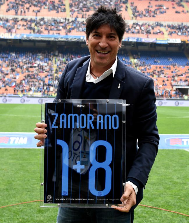 Zamozano nhận tấm áo kỷ niệm 1+8 của mình trong một buổi tôn vinh tại Inter