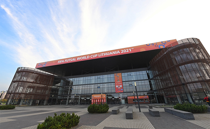 Nhà thi đấu Klaipeda Arena được đầu tư làm mới mặt sân theo tiêu chuẩn FIFA và hệ thống ánh sáng được nâng cấp hiện đại. Ảnh: Quang Thắng