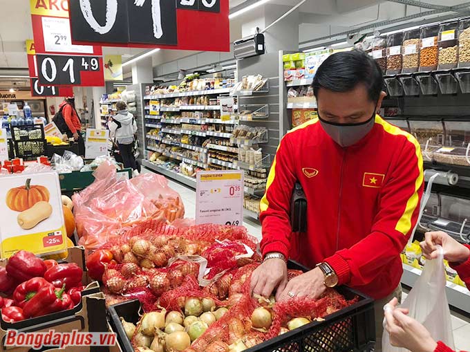 Trưởng đoàn Trần Anh Tú của ĐT futsal Việt Nam tự đi chợ, mua đồ ăn cho cầu thủ ở Lithuania - Ảnh: Ngọc Anh 