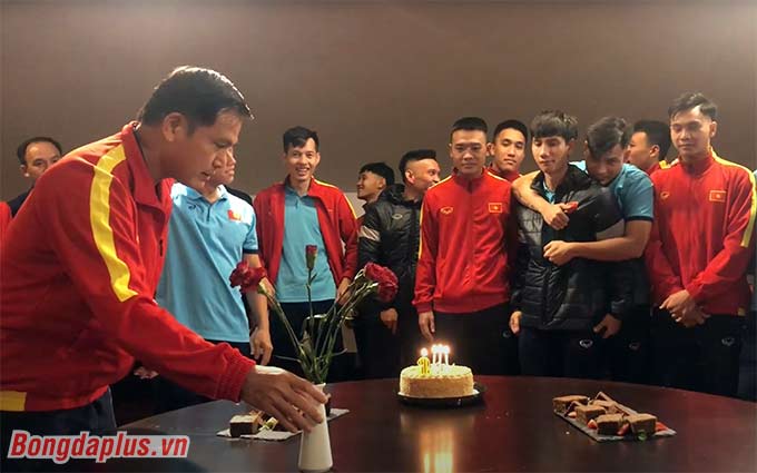 Ông Tú tổ chức sinh nhật cho các cầu thủ ở ĐT futsal Việt Nam - Ảnh: Ngọc Anh 