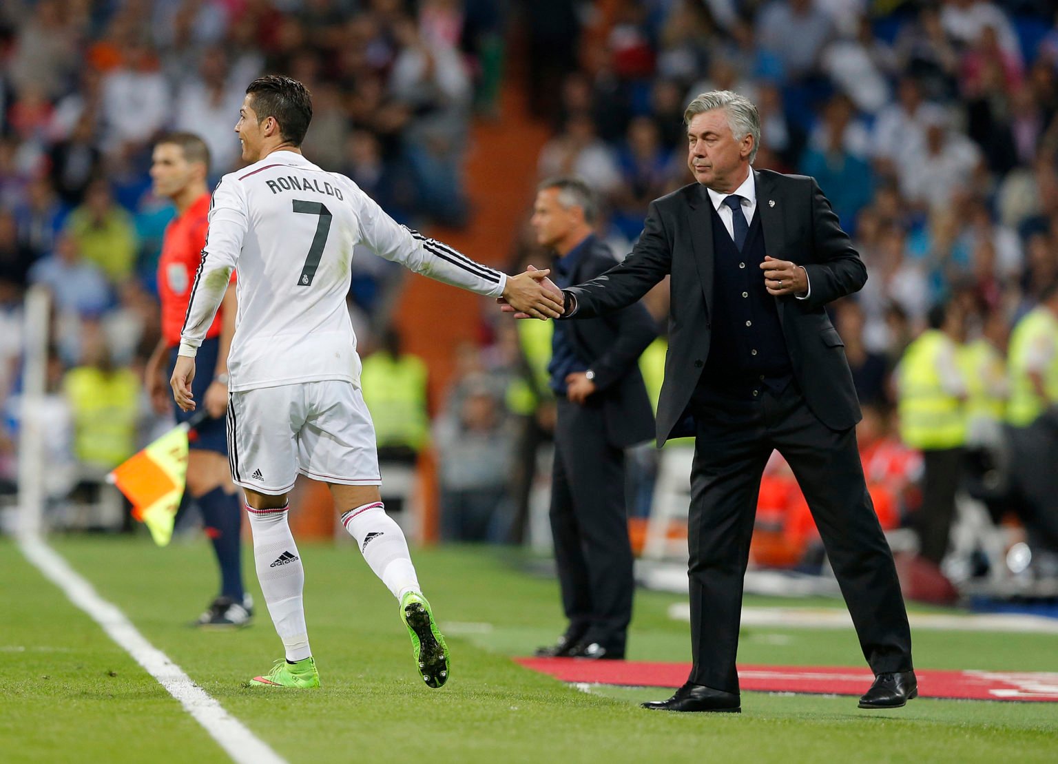 Carlos Ancelottti cũng đã hy sinh sơ đồ yêu thích để phục vụ sự thoải mái của Ronaldo tại Real Madrid