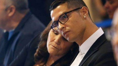 Câu chuyện cảm động phía sau giọt nước mắt của mẹ dành cho Ronaldo