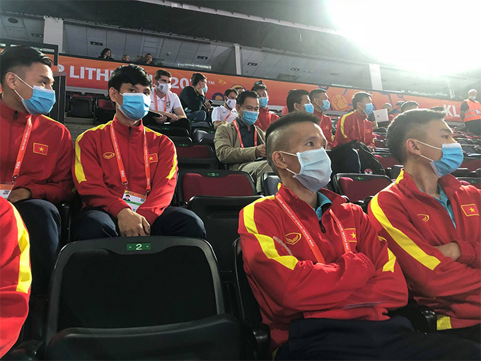 ĐT futsal Việt Nam đến sớm và tranh thủ theo dõi các trận đấu diễn ra ở nhà thi đấu Klaipeda Arena