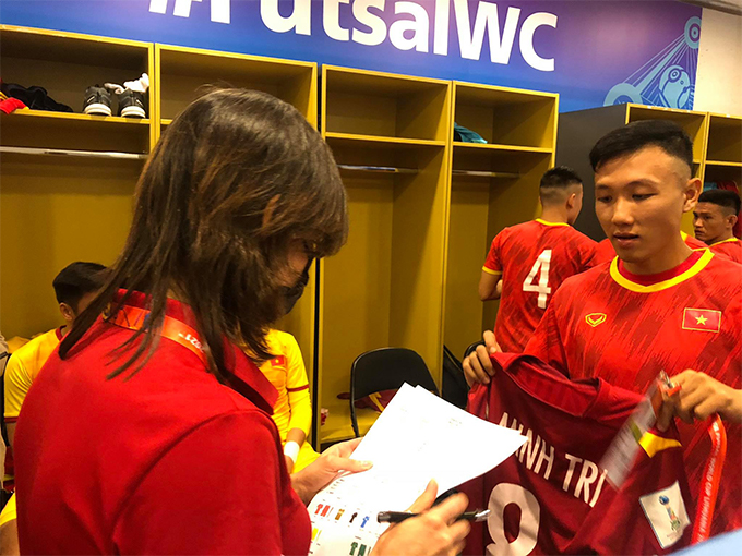 Pivot Minh Trí nhận chiến áo số 8 quen thuộc. Đây cũng là số áo mà cầu thủ người Long An đã mặc tại World Cup 2016 tại Colombia. Ảnh: Quang Thắng