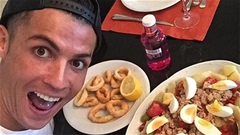 Ronaldo giúp dàn sao MU bỏ thói quen xấu sau bữa ăn tối