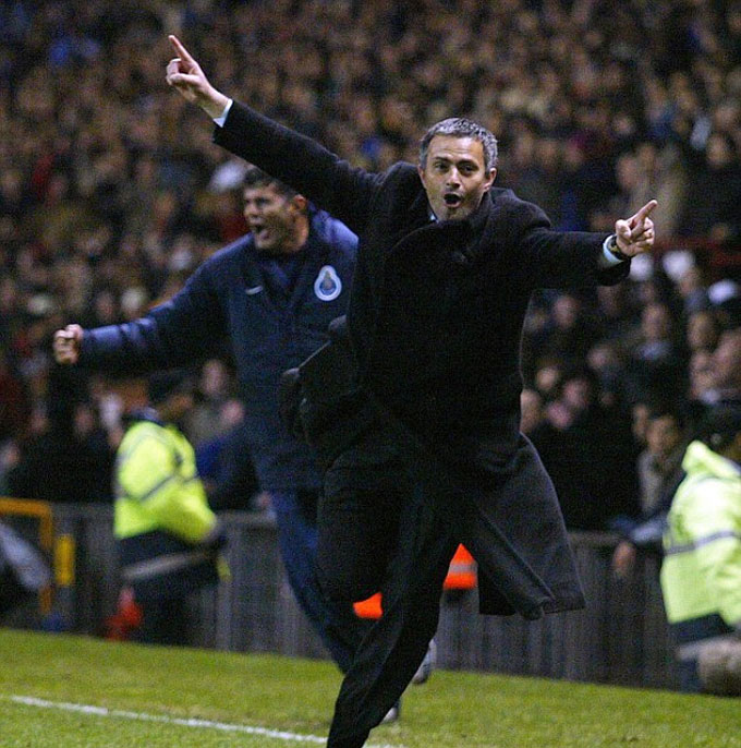 Hình ảnh ăn mừng đầy cảm xúc của Mourinho sau khi Porto vượt qua MU
