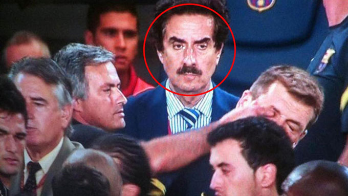 Hành động đáng lên án của Mourinho khi chọc vào mắt Vilanova