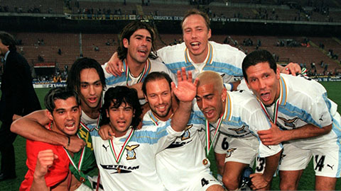 Conceicao (áo đỏ) và Simeone (ngoài cùng bên phải) ăn mừng Scudetto của Lazio năm 2000